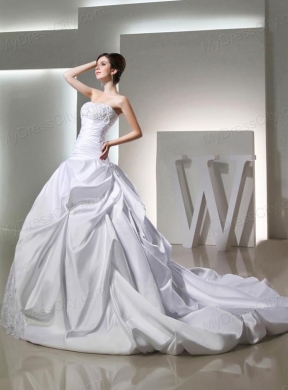 Luxurious Ball Gown Strapless Wedding Dress with Appliques and Ruching