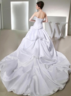 Luxurious Ball Gown Strapless Wedding Dress with Appliques and Ruching