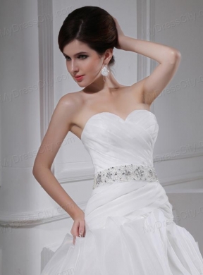 2014 Beautiful A-line Sweetheart Beading and Appliques Wedding Dress in White