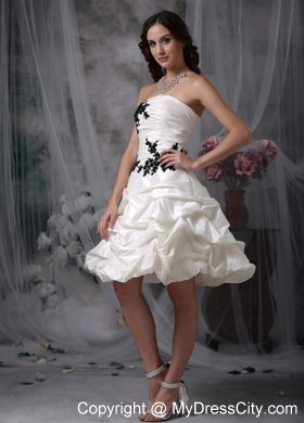 Knee-length Wedding Dresses with Ruching and Black Appliques