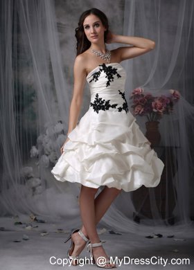 Knee-length Wedding Dresses with Ruching and Black Appliques