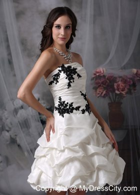 Knee-length Wedding Dresses with Ruching and Black Appliques