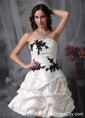 Knee-length Wedding Dresses with Ruching and Black Appliques