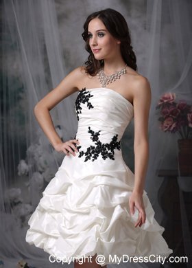 Knee-length Wedding Dresses with Ruching and Black Appliques