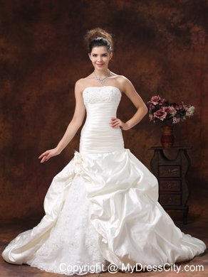 Ivory Pick-ups Flowers Wedding Dresses With Lace Decorated