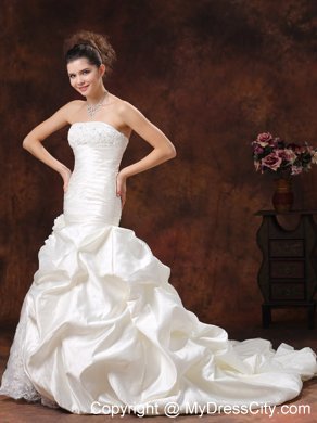 Ivory Pick-ups Flowers Wedding Dresses With Lace Decorated