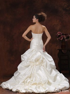 Ivory Pick-ups Flowers Wedding Dresses With Lace Decorated