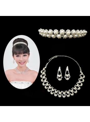 Dignified Jewelry Set Including Necklace And Tiara