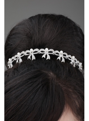 Unique and Gorgeous Tiara and Necklace in Pearl and Alloy