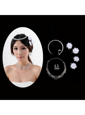 Fashionable Bracelet with Crystal Necklace and Earing Jewelry Set