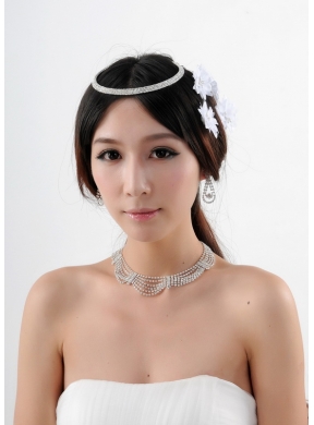 Fashionable Bracelet with Crystal Necklace and Earing Jewelry Set