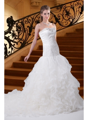 Mermaid Strapless Court Train Fashionable Wedding Dress with Appliques