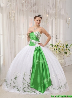 2016 Latest Ball Gown Sweetheart Quinceanera Dresses with Embroidery