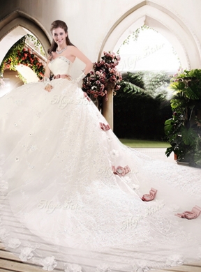 Lovely Sweetheart Lace Appliques and Bowknot Wedding Dresses with Chapel Train