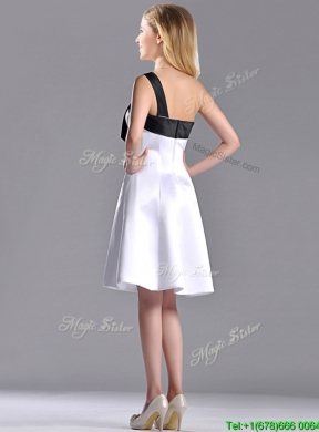 Exquisite One Shoulder Satin Short  Dama Dress in White and Black