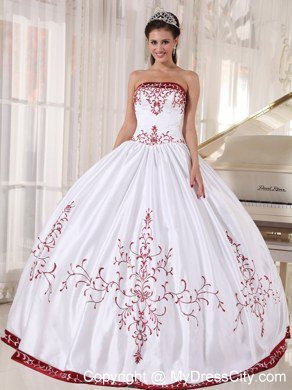 Traditinal White and Wine Red Strapless Embroidery Quinceanera Gowns