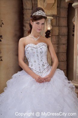 Elegant White Sweetheart Beading and Ruffled Quinceanera Dress