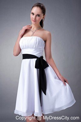 White Knee-length Strapless Damas Dresses for Quince with Black Sash