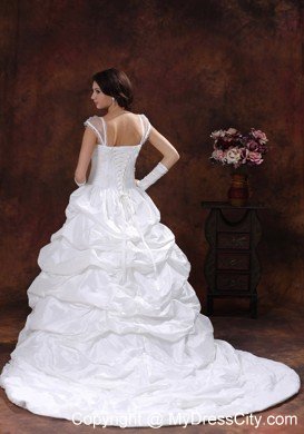 Appliques Decorate Bust Sweetheart Neckline Cap Sleeves Wedding Dress