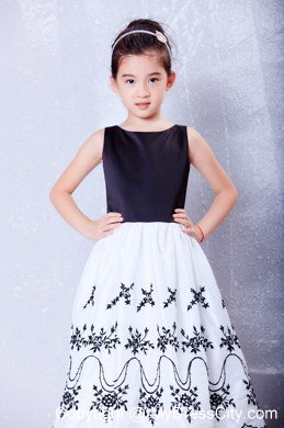 White and Black Scoop Tea-length Flower Girl Dress with Embroidery