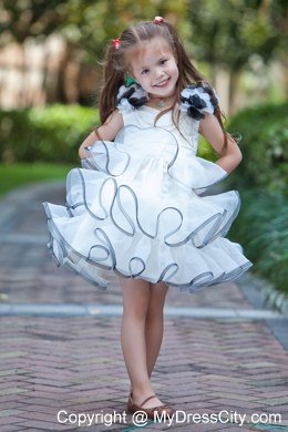 White V-neck Mini Organza Girls Party Dress with Flower Straps