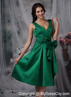 Green Knee-length V-neck Maid of Honor Dress with Satin Bowknot