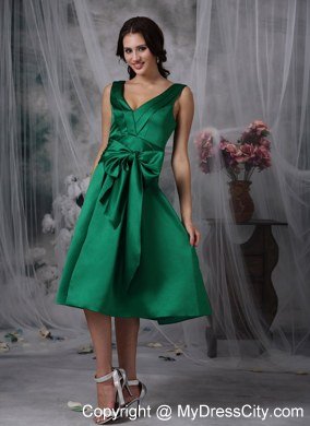 Green Knee-length V-neck Maid of Honor Dress with Satin Bowknot