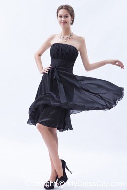 Ruched Strapless Knee-length Bow Bridesmaid-dresses in Black