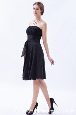 Ruched Strapless Knee-length Bow Bridesmaid-dresses in Black