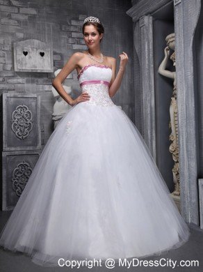 Elegant White Strapless Quinceanera Dress with Beading