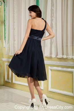 Black Knee-length Party Dress with One Shoulder Flowers