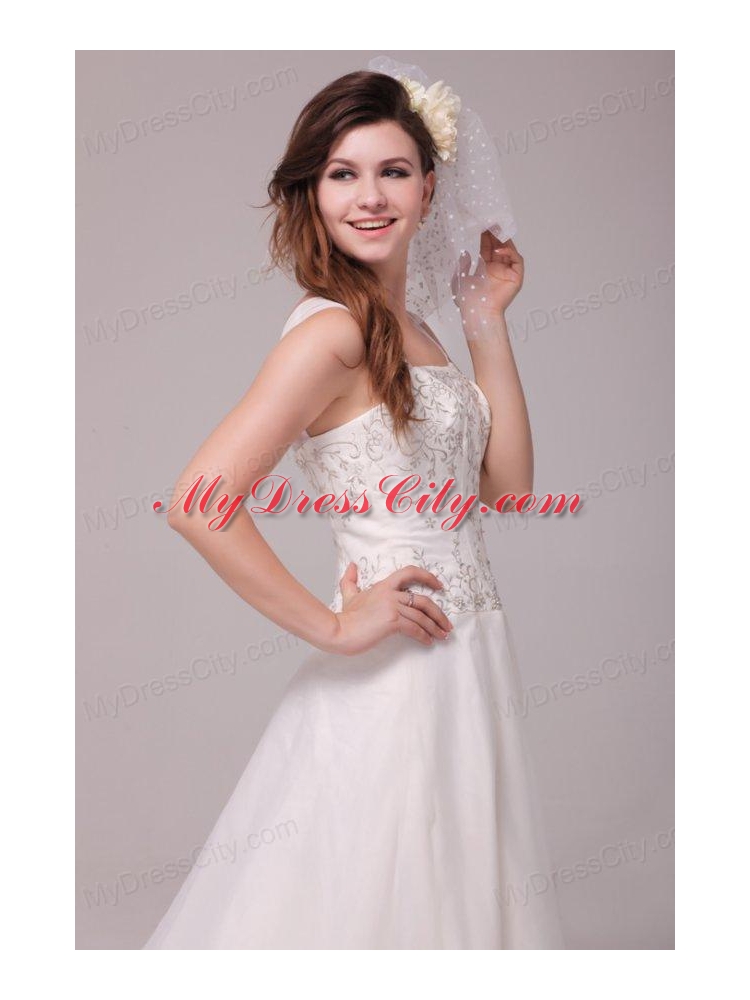 Wide Straps Appliques Decorate Wedding Dress with Court Train