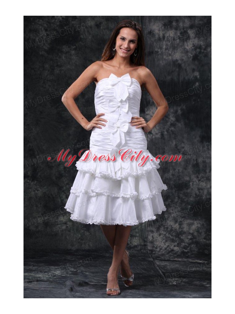 A-Line Strapless Knee-length Bowknot and Ruching Taffeta Wedding Dress