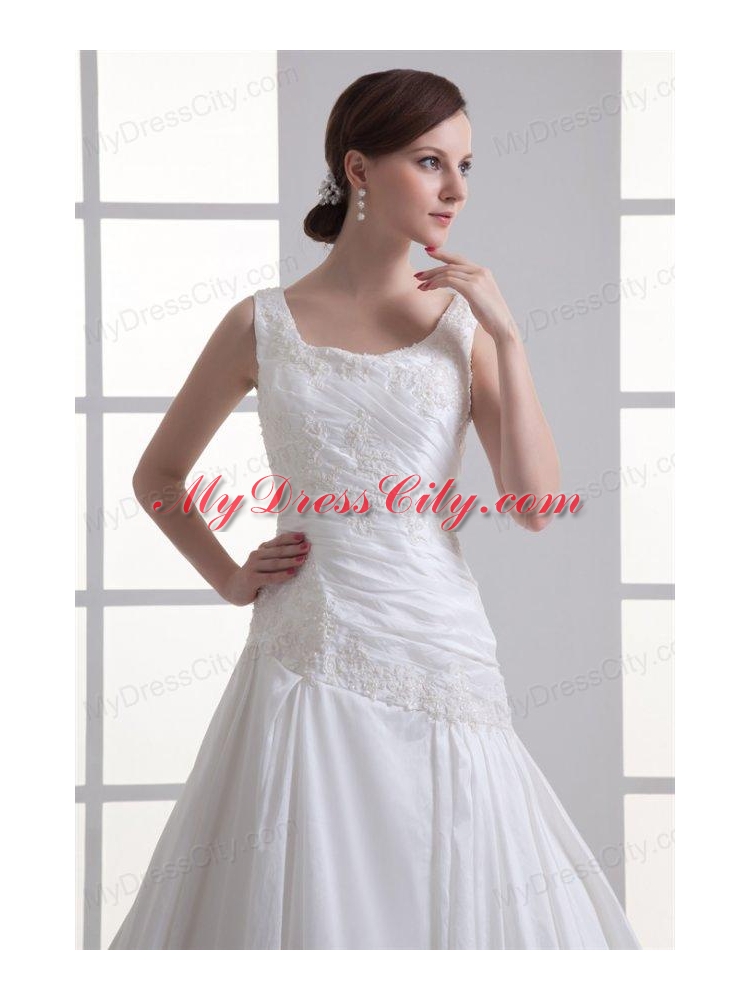 Luxurious A-line Scoop Chapel Train Wedding Dress with Appliques