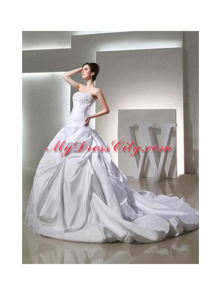 Luxurious Ball Gown Strapless Wedding Dress with Appliques and Ruching