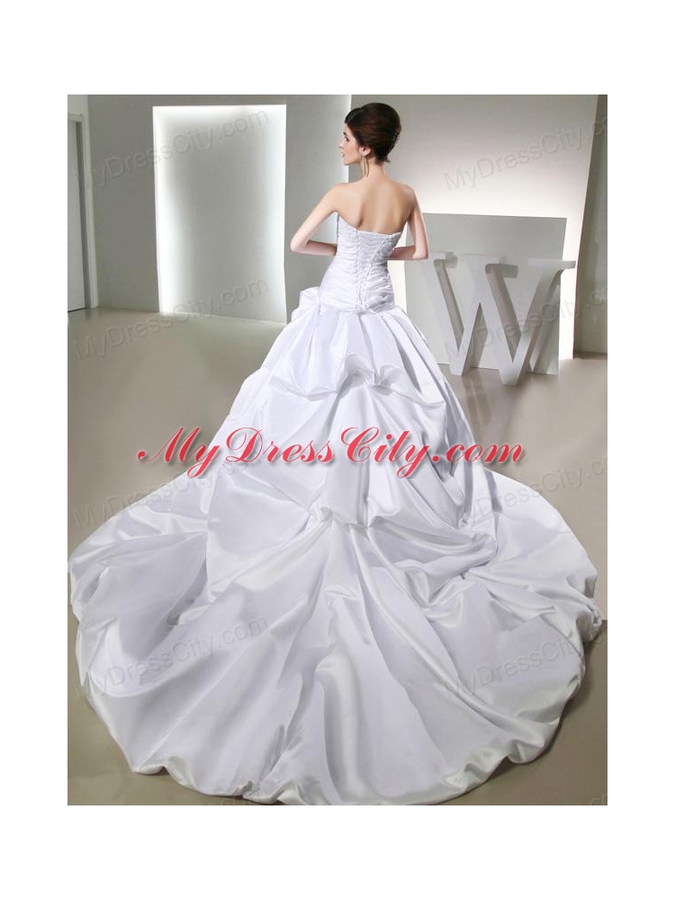 Luxurious Ball Gown Strapless Wedding Dress with Appliques and Ruching