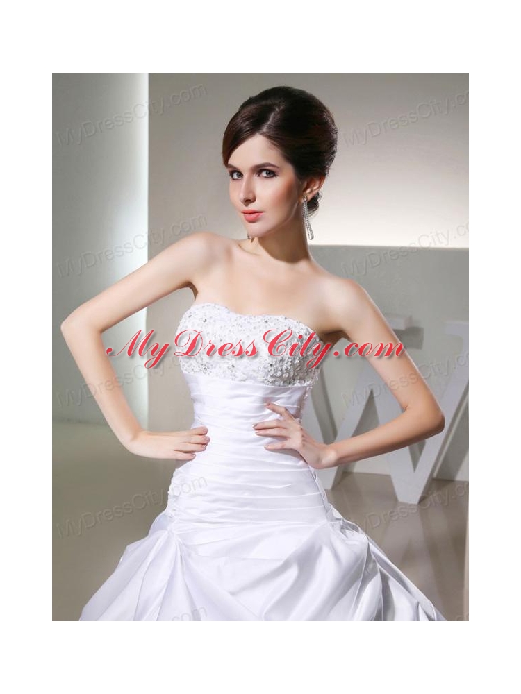 Luxurious Ball Gown Strapless Wedding Dress with Appliques and Ruching