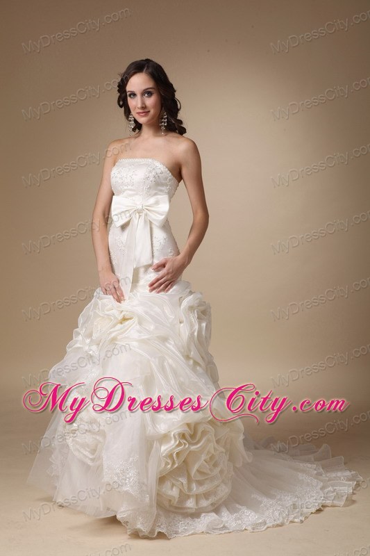 Chapel Train Appliques and Hand Made Flowers Wedding Dress with Bowknot