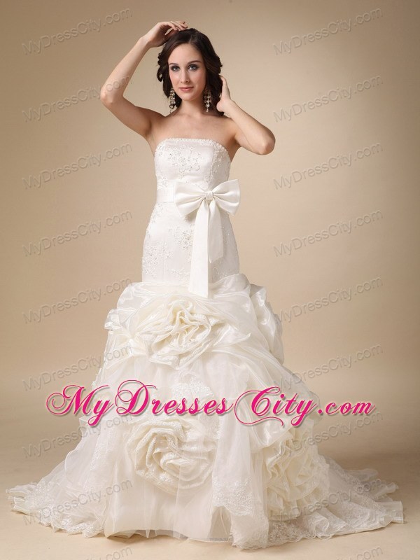 Chapel Train Appliques and Hand Made Flowers Wedding Dress with Bowknot