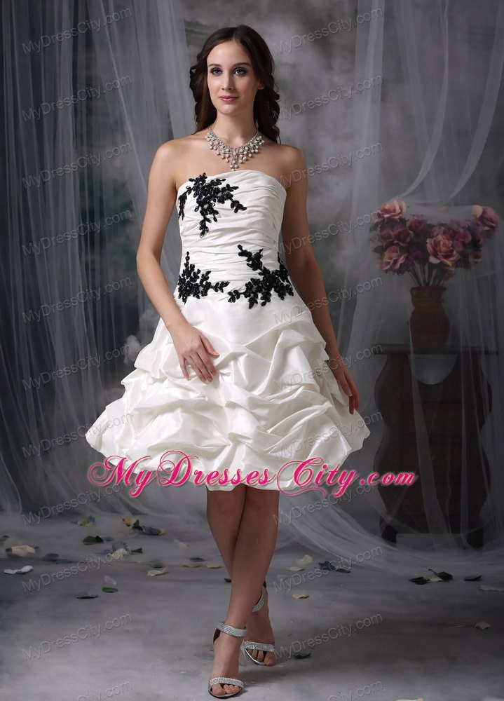 Knee-length Wedding Dresses with Ruching and Black Appliques