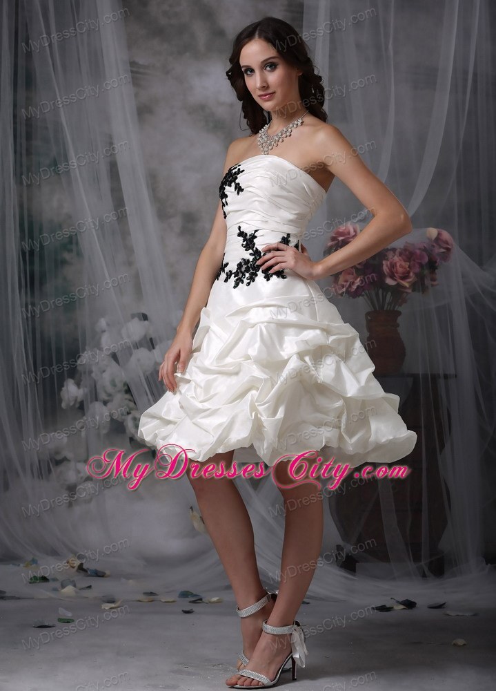 Knee-length Wedding Dresses with Ruching and Black Appliques