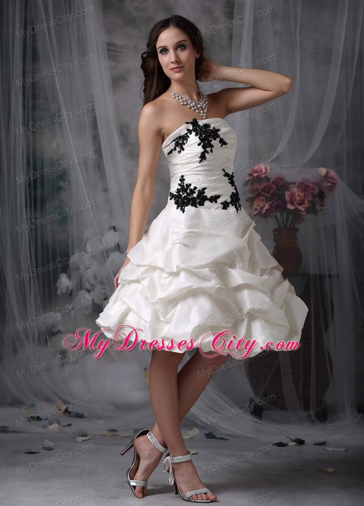 Knee-length Wedding Dresses with Ruching and Black Appliques