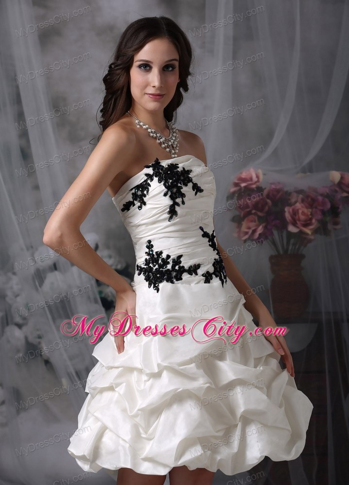 Knee-length Wedding Dresses with Ruching and Black Appliques