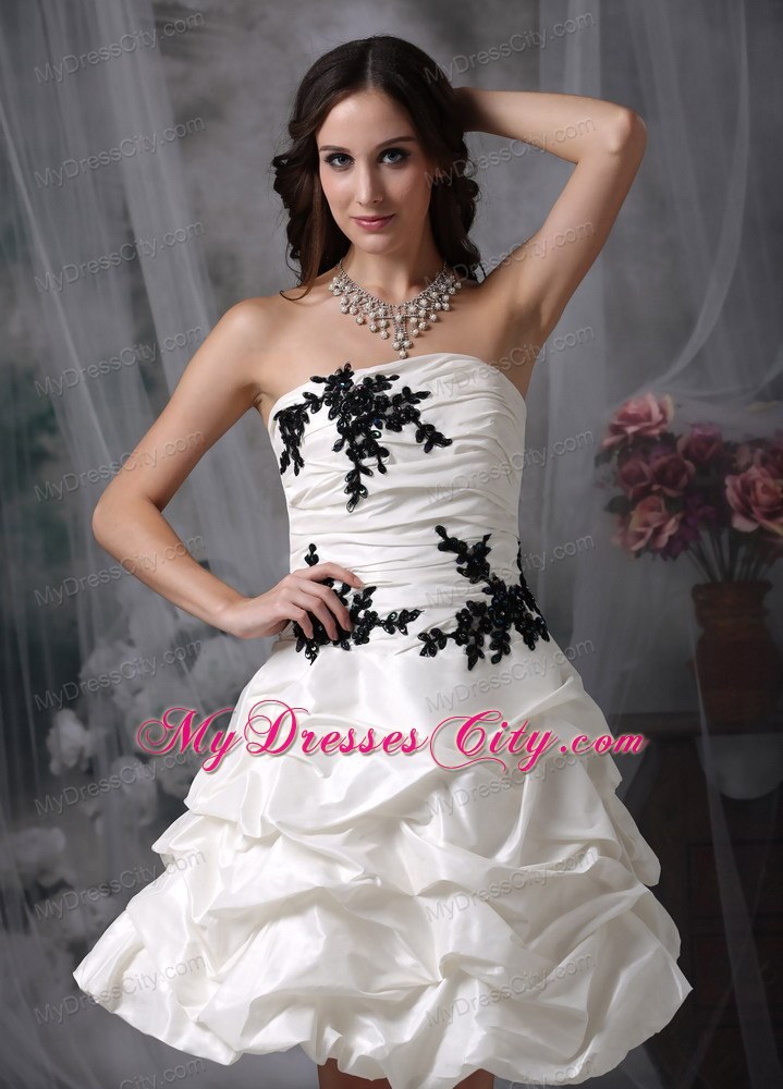 Knee-length Wedding Dresses with Ruching and Black Appliques