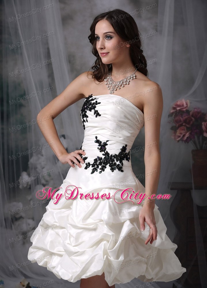 Knee-length Wedding Dresses with Ruching and Black Appliques