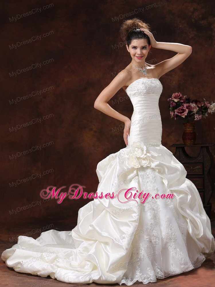 Ivory Pick-ups Flowers Wedding Dresses With Lace Decorated