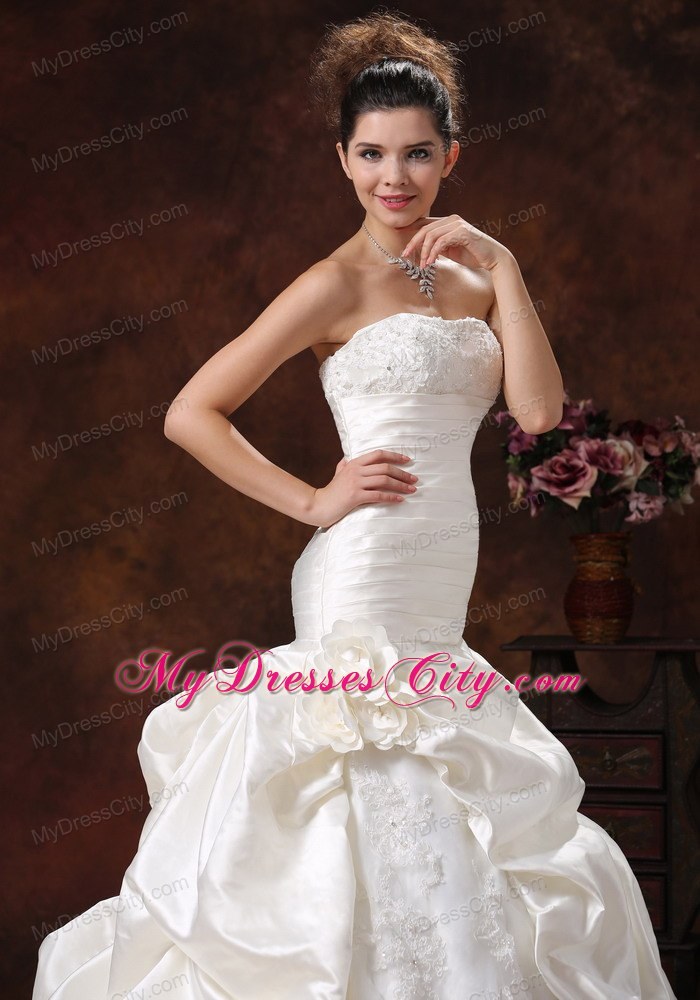 Ivory Pick-ups Flowers Wedding Dresses With Lace Decorated