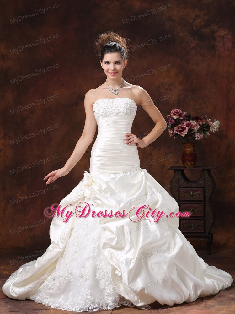 Ivory Pick-ups Flowers Wedding Dresses With Lace Decorated