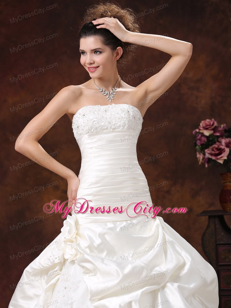 Ivory Pick-ups Flowers Wedding Dresses With Lace Decorated