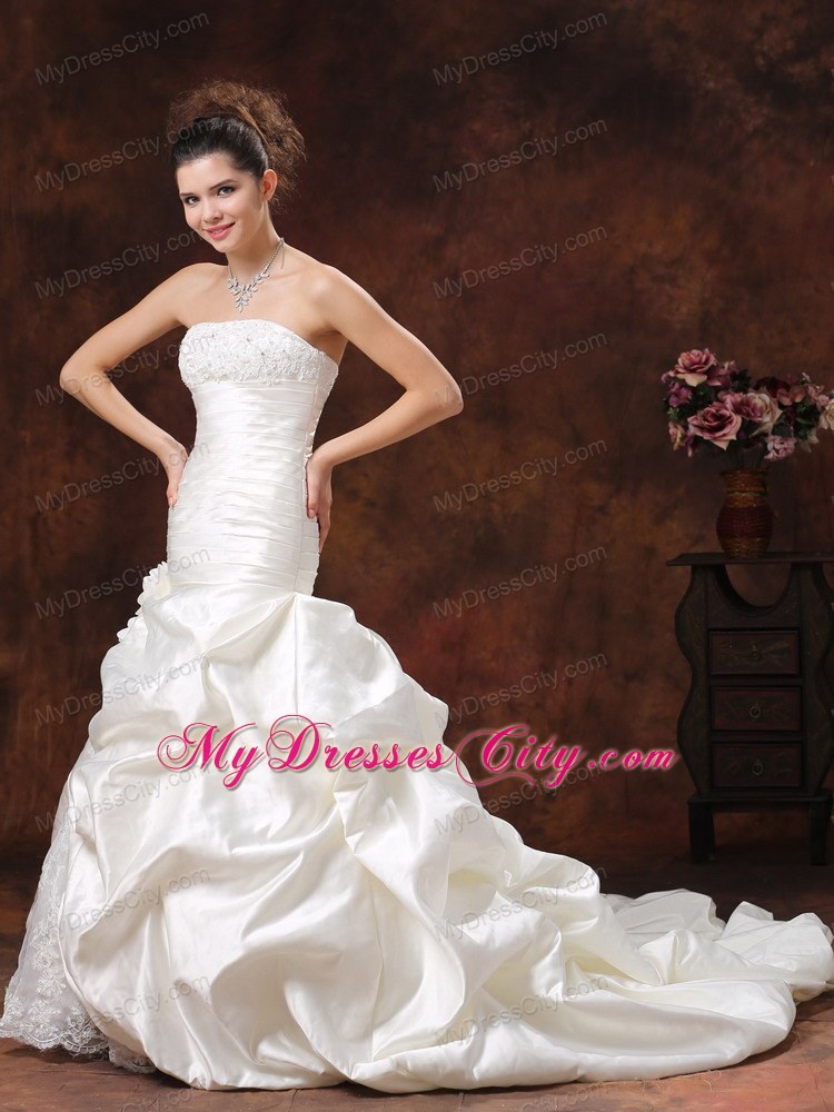 Ivory Pick-ups Flowers Wedding Dresses With Lace Decorated